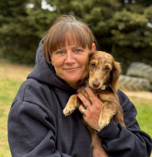Eve calming a labrador in the field